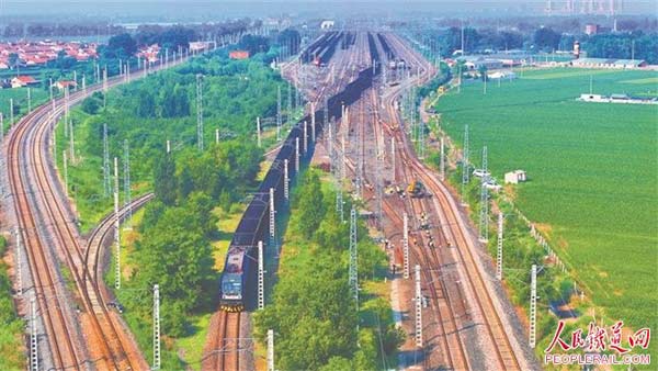 檢查整修確保列車運(yùn)行安全